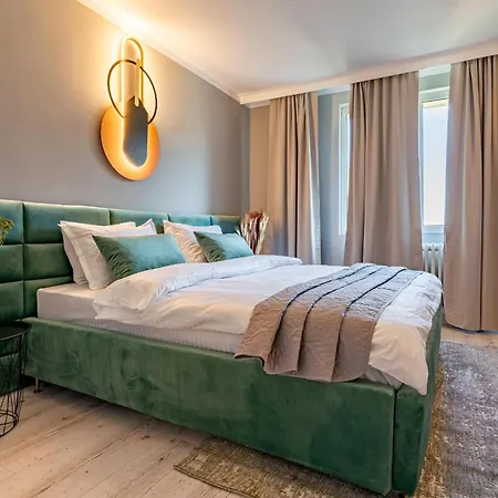 Contemporary Comfort: Spacious 2br In Vibrant East Apartment