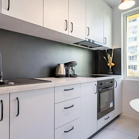 Apartment Contemporary Comfort: Spacious 2br In Vibrant East