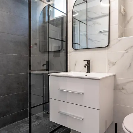 Contemporary Comfort: Spacious 2br In Vibrant East Apartment