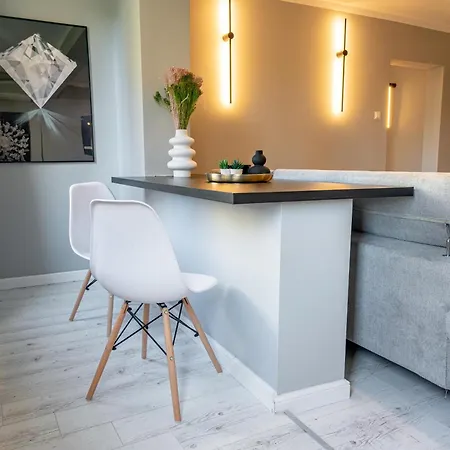 Contemporary Comfort: Spacious 2br In Vibrant East