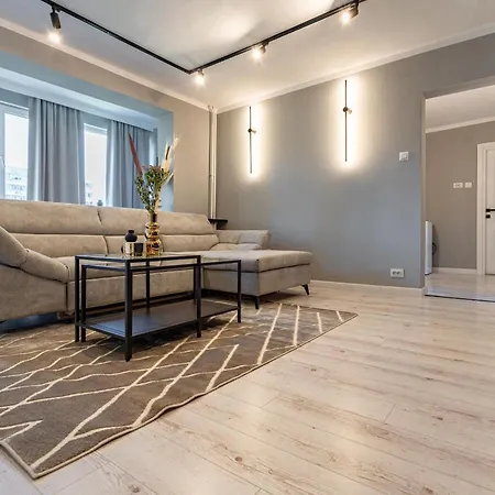 Contemporary Comfort: Spacious 2br In Vibrant East Apartment